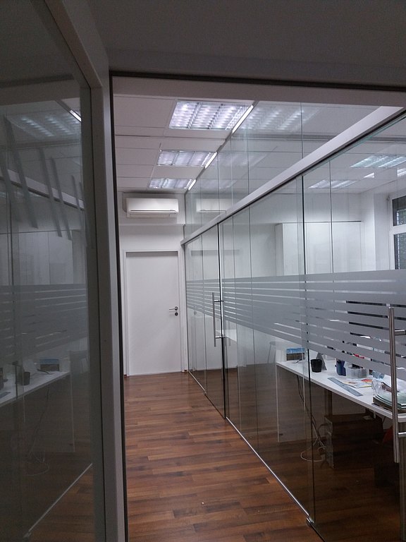 Ganzglasschiebewand mit Sichtschutzfolie