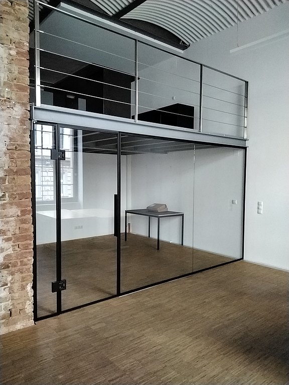 Ganzglastrennwand mit Rahmenprofil schwarz